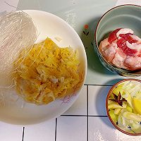 酸菜炖粉丝的做法图解1