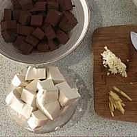 鸭血豆腐煲的做法图解1