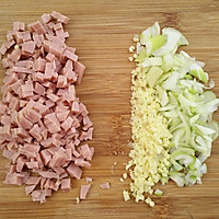葱香蛋炒饭的做法图解1
