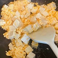 冬日快手菜：鸡蛋抱豆腐，虽然是一道素菜比肉还香的做法图解9