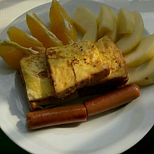 鸡蛋煎面包（配水果、香肠）爱心早餐