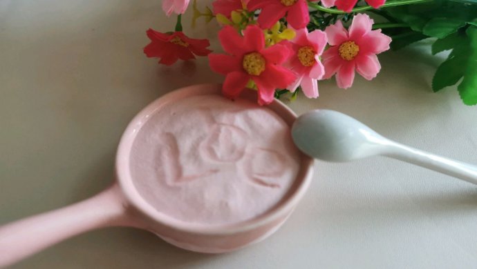 简易版草莓味冰淇淋