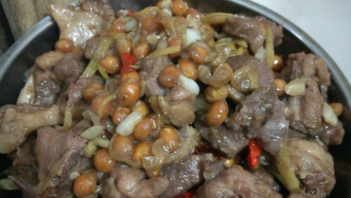 客家特色菜一鸭肉炒黄豆
