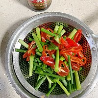#东古滋味 幸福百味#蒜苔小炒肉的做法图解3