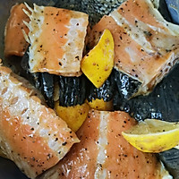 #夏日开胃餐#黑椒酱烤三文鱼骨的做法图解2