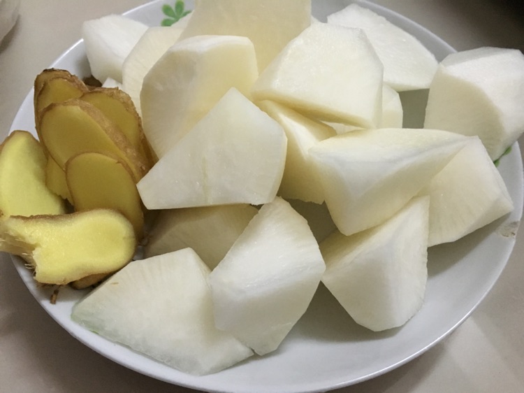 萝卜焖牛腩的做法图解1