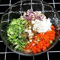 高蛋白轻食套餐：无油鸡胸肉汉堡+黑椒玉米粒+鲜蔬豆腐汤的做法图解3