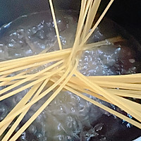 鲜虾奶油芝士意面的做法图解2