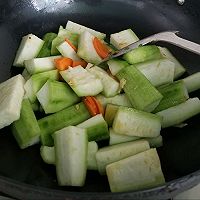 家常干鱿鱼炒丝瓜的做法图解11