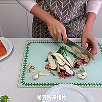 烟熏三文鱼松茸卷—10分钟快手美食系列的做法图解2