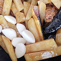接地气的土豆焖茄子的做法图解6