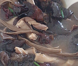 木耳茶树菇炖猪肚的做法