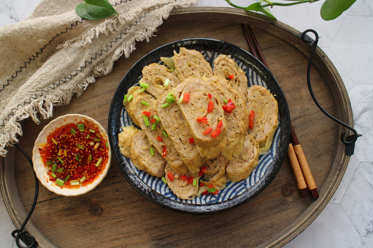 鸡肉莲藕豆腐卷的做法