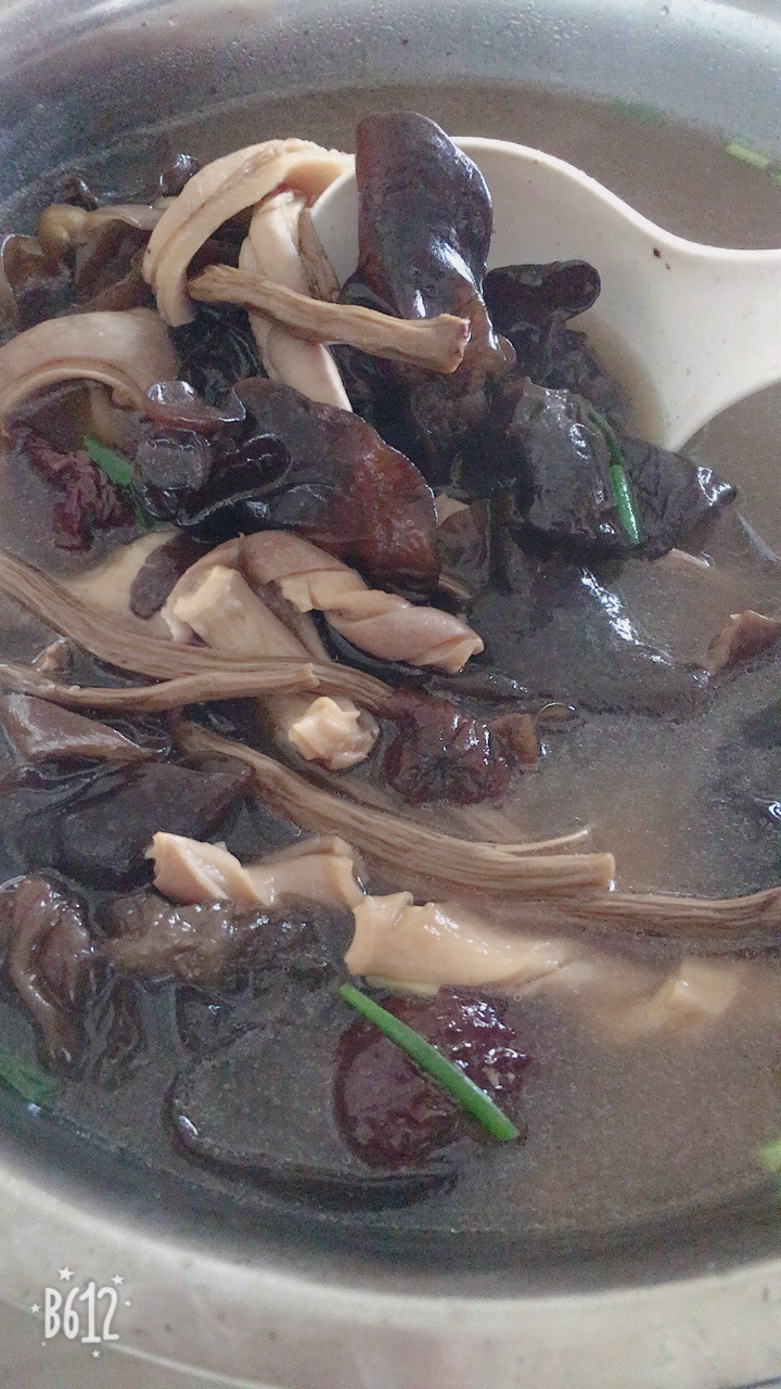 木耳茶树菇炖猪肚的做法