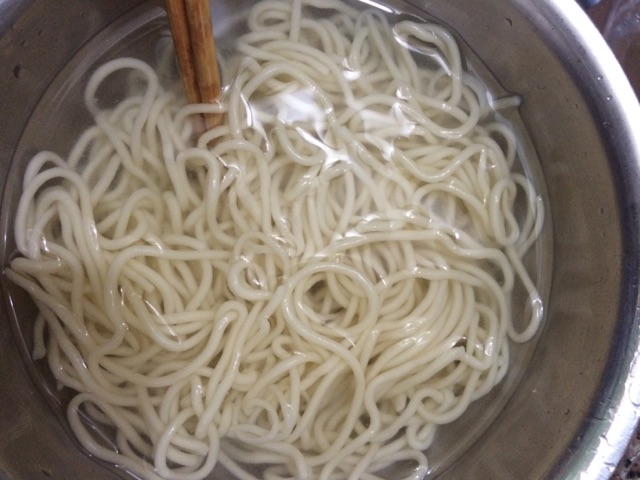 腊肠炒面的做法图解2