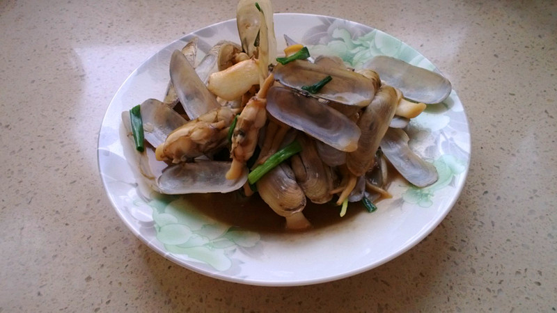 Fried razor clam with scallion and ginger