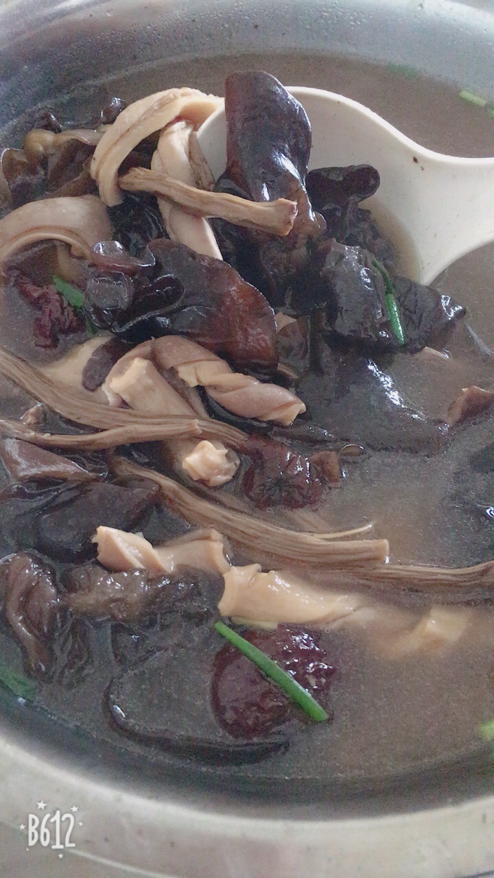 Stewed pork tripe with fungus and tea tree mushroom
