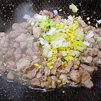 黄酱肉粒酸菜包的做法图解3