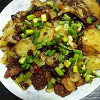 干锅土豆腊肉的做法图解1