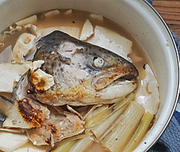 清酒三文鱼头炖豆腐的做法