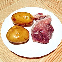 别样的瘦肉焖土豆的做法图解1