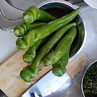 油焖尖椒的做法图解1
