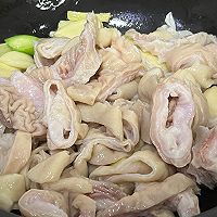 #葱伴侣豆瓣酱能蘸善炒#肥肠煲的做法图解7