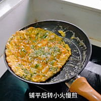 香椿虾仁煎蛋饼的做法图解10