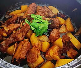 砂锅版:土豆烧排骨的做法