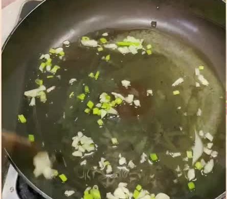 家常热汤菠菜香菇蛋汤