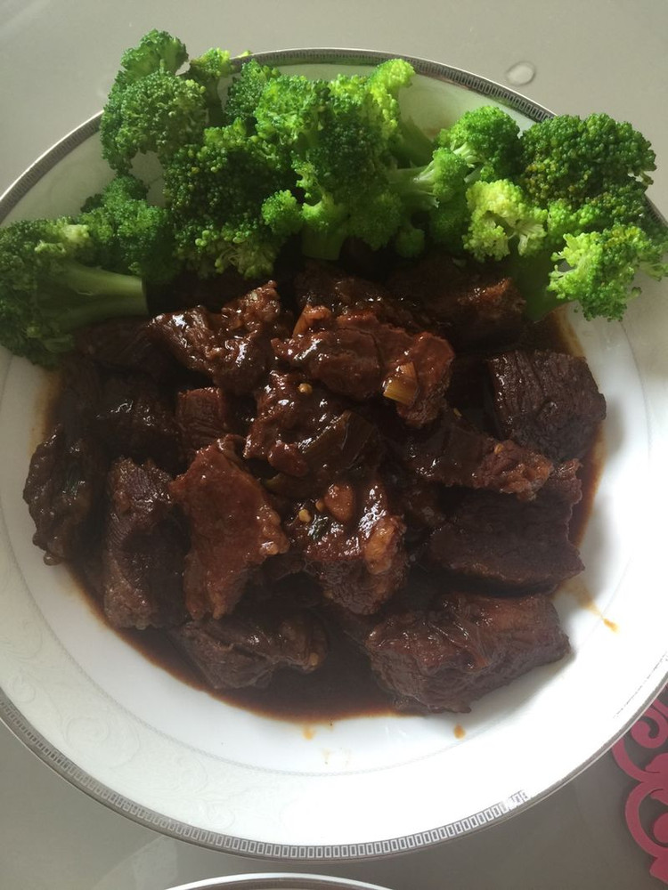 红酒炖牛肉的做法