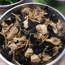金针云耳红枣蒸鸡