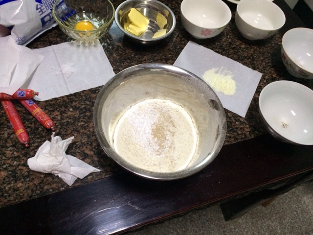 香肠卷的做法图解1