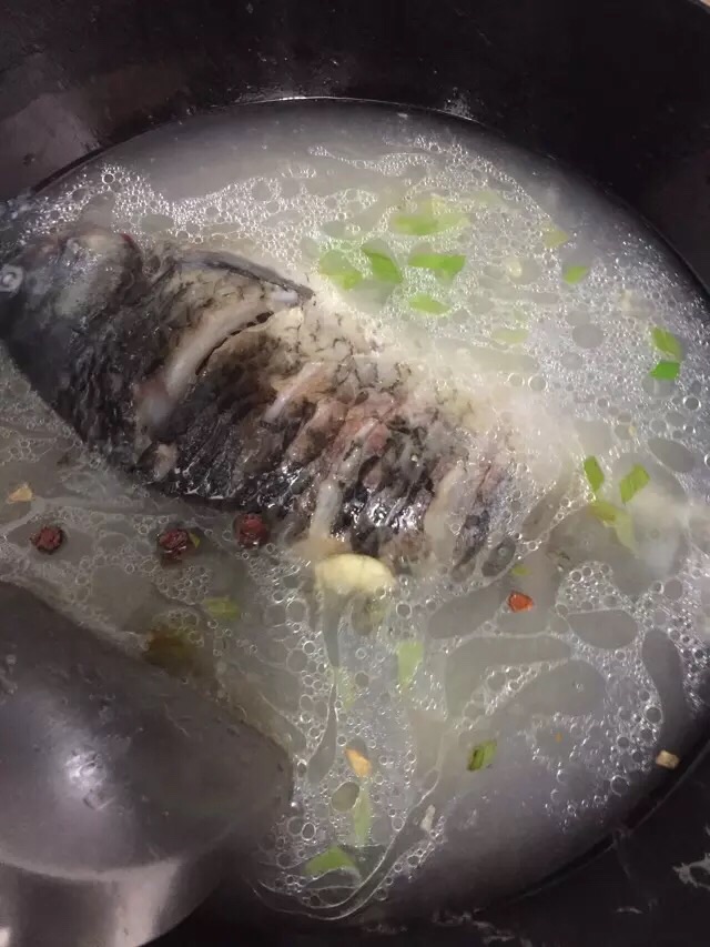 鲫鱼豆腐汤的做法图解2