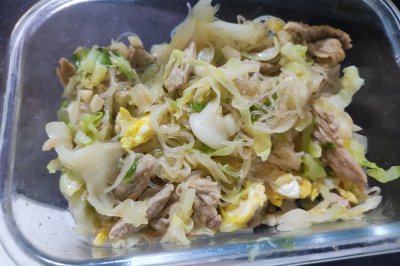 包菜炒粉丝（带肉）-孕期带饭菜