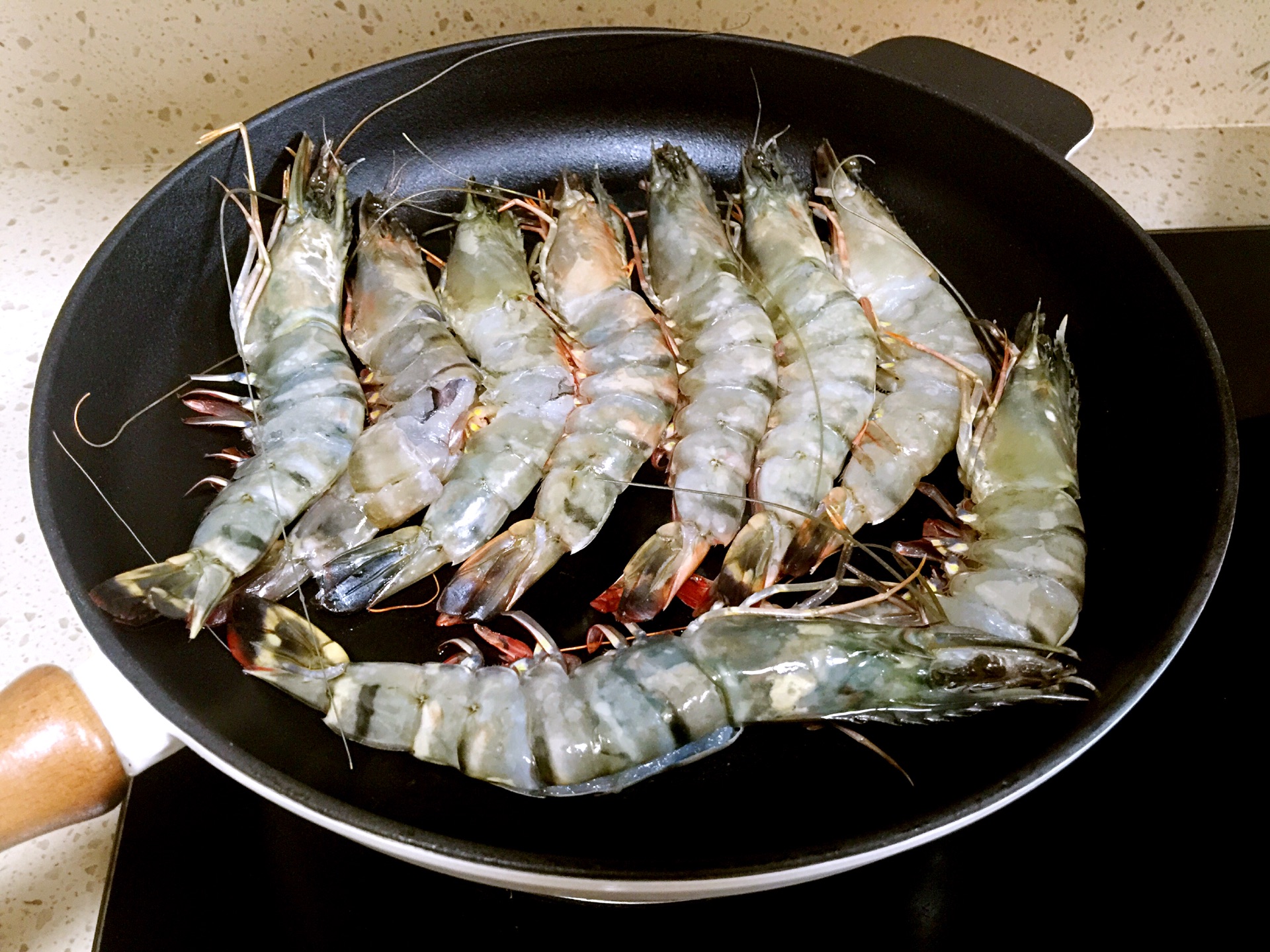 家庭版蒜蓉大虾最好吃做法，学会这一招，蒜香浓郁，大虾鲜嫩入味 - 哔哩哔哩