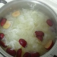 银耳红枣莲子汤的做法图解1