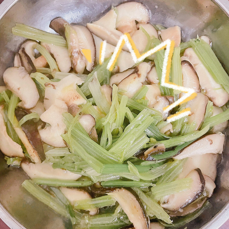 蘑菇炒芹菜的做法