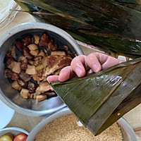 #甜粽VS咸粽，你是哪一党？#咸蛋黄肉粽的做法图解7