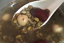 莲子绿豆百合汤的做法
