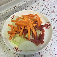 腊肠炒洋葱洋白菜的做法图解1