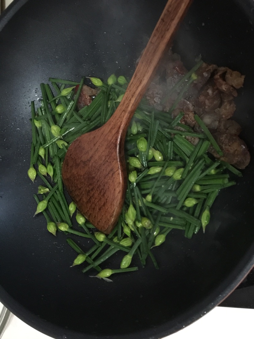 韭菜花炒辣味腊肉的做法图解3