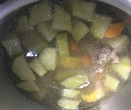 青红萝卜猪骨汤的做法