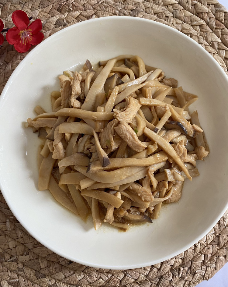 杏鲍菇炒鸡肉丝的做法