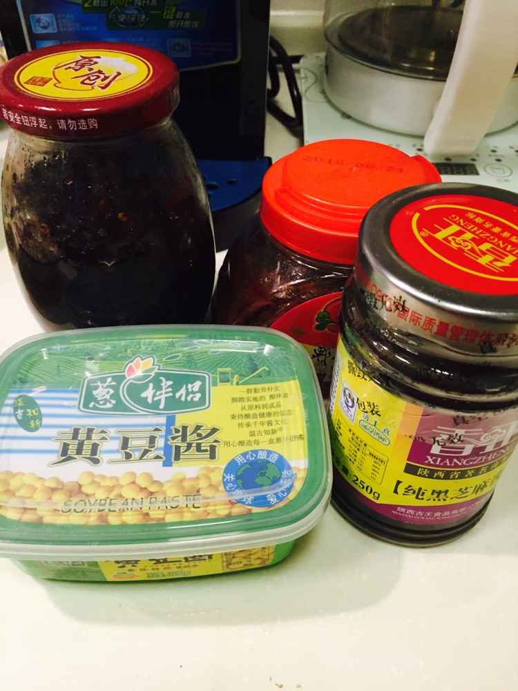蘑菇香辣牛肉酱的做法图解2