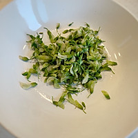 槐花季-不放一滴油就可以做出来的槐花蜂蜜松饼的做法图解2