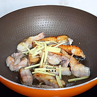 木耳炒鱼的做法图解2