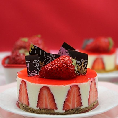 如何在家轻松打造人气西饼店的招牌甜品 --- 香草慕斯草莓巧克力蛋糕