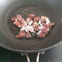 土豆香菇腊肠肉丁焖/煲仔饭(易)的做法图解3