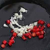 清炒蒜苔，春天不能错过的蔬菜的做法图解3
